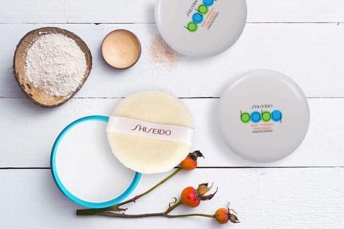 Bộ sưu tập hình ảnh: Phấn rôm Shiseido Baby Powder trong thiết kế bao bì cao cấp và ứng dụng thực tế