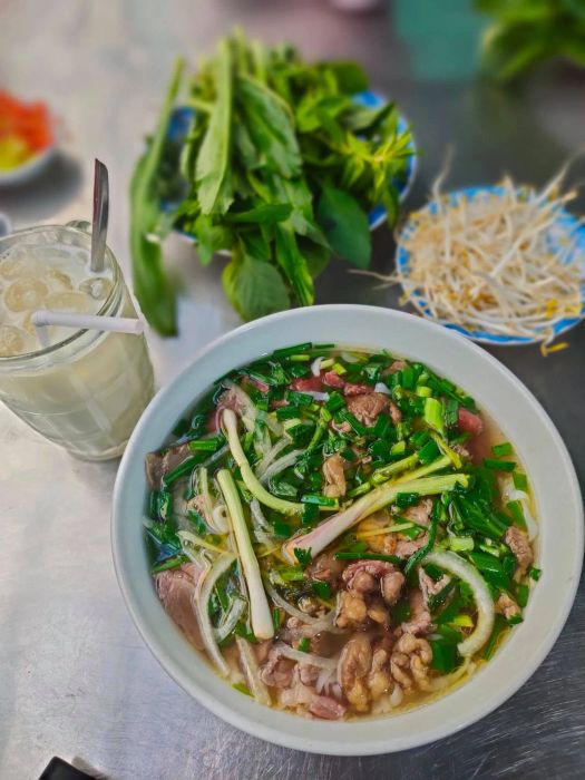 Hình ảnh tô phở hấp dẫn tại Phở Bình (ảnh 1)