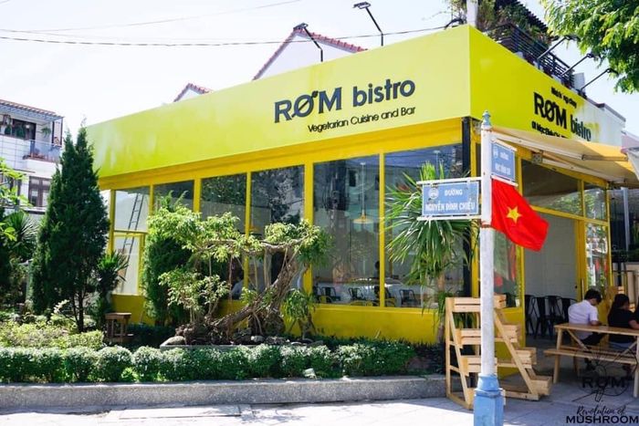 Không gian ấm cúng tại ROM Vegetarian Bistro