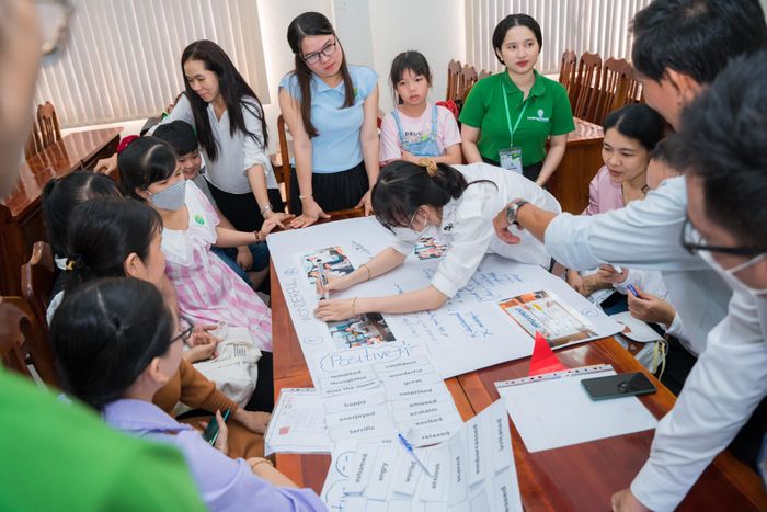 Học viên thực hành kỹ năng nghe-nói tại Language World