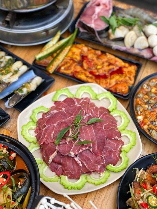 Nguyên liệu tươi ngon chuẩn bị cho nồi lẩu thịnh soạn (Ảnh 1)