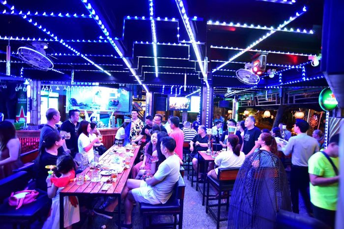 Hình ảnh đêm nhạc sôi động ở Yasaka Beer Pub