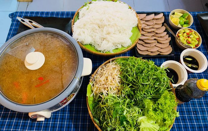 Ẩm thực chay An - Bức ảnh đầu tiên ghi lại không gian ấm cúng với những món chay được trình bày đẹp mắt, đậm chất thanh tịnh