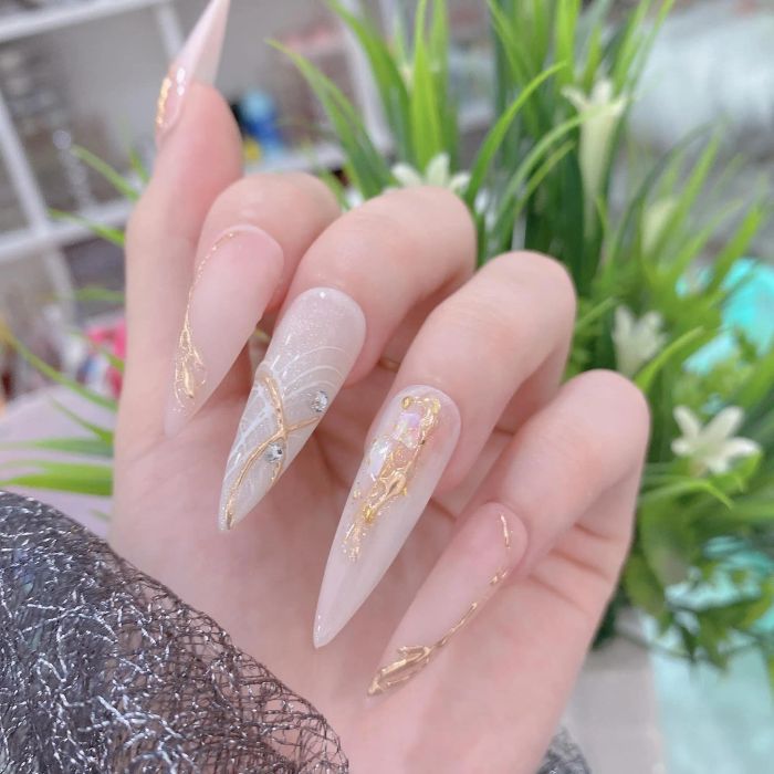 Học viên thực hành kỹ thuật nail tại Salon Bích Thảo