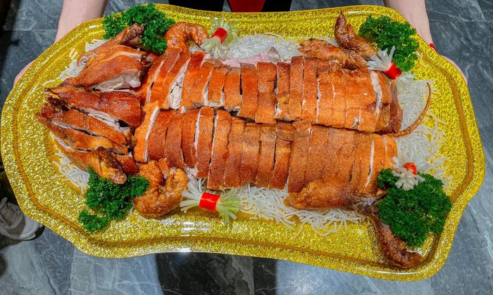 Heo sữa quay vàng ruộm - Đặc sản nhà hàng