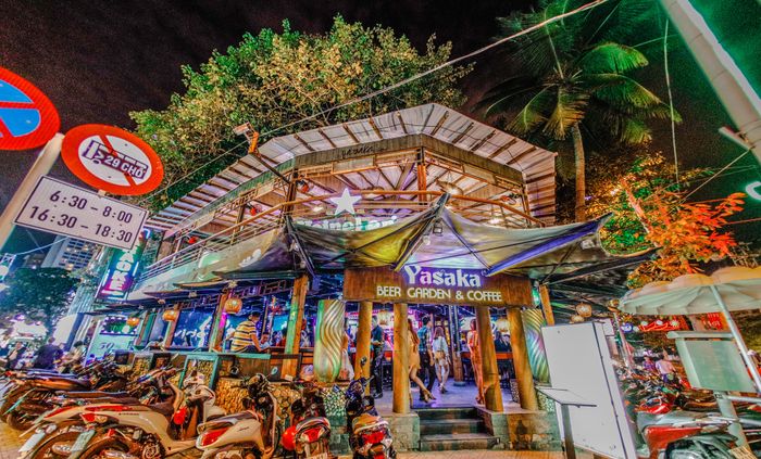 Không gian ấm cúng tại Yasaka Beer Pub