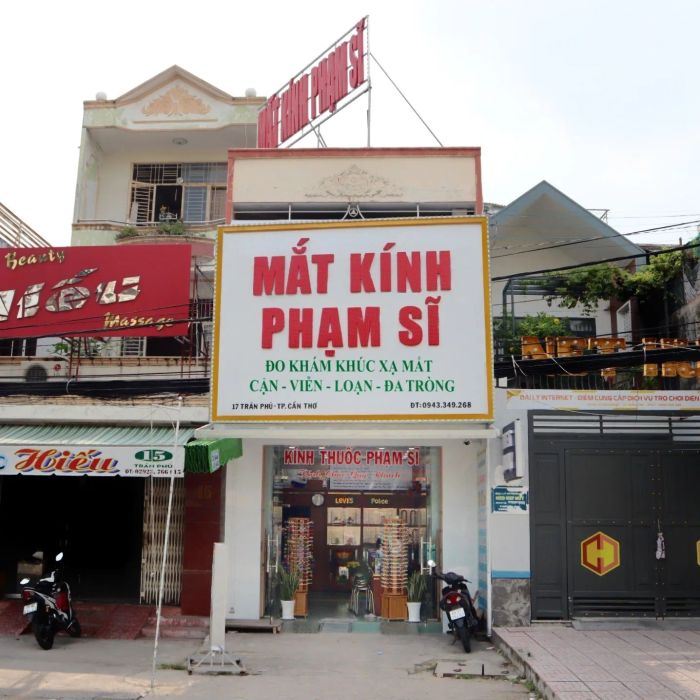 Không gian trưng bày hiện đại tại Mắt Kính Phạm Sĩ