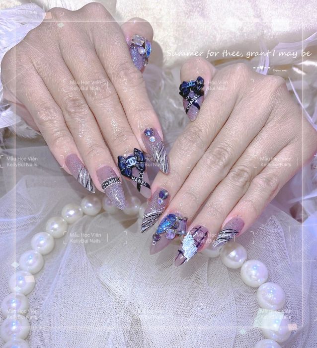 Học viên thực hành kỹ thuật nail cao cấp