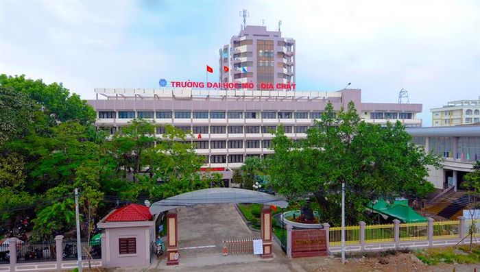 Khuôn viên xanh mát của Đại học Mỏ - Địa chất
