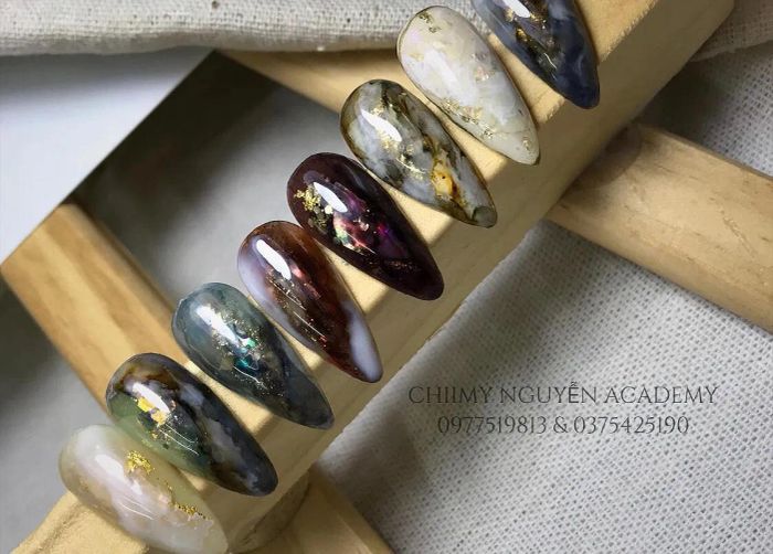 Học viên thực hành kỹ thuật nail chuyên nghiệp