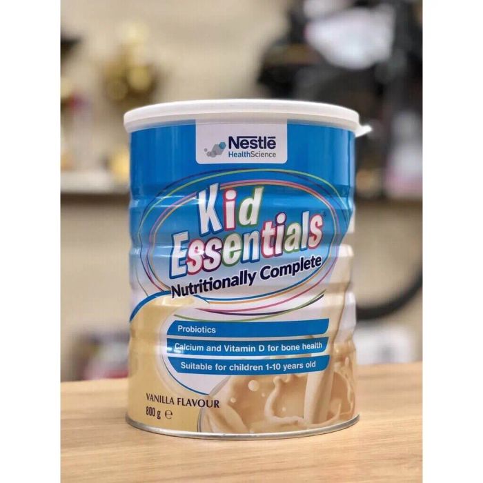 Hình ảnh chân thực của sữa Kid Essentials Úc thể hiện sự tinh tế trong thiết kế bao bì, tôn vinh chất lượng và sự an toàn cho sức khỏe trẻ nhỏ.