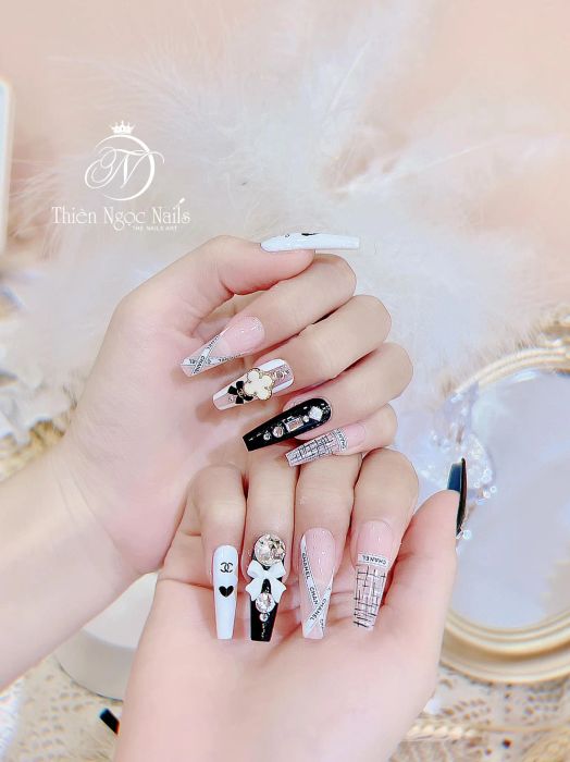 Học viên thực hành kỹ thuật nail cao cấp tại Thiên Ngọc Nails