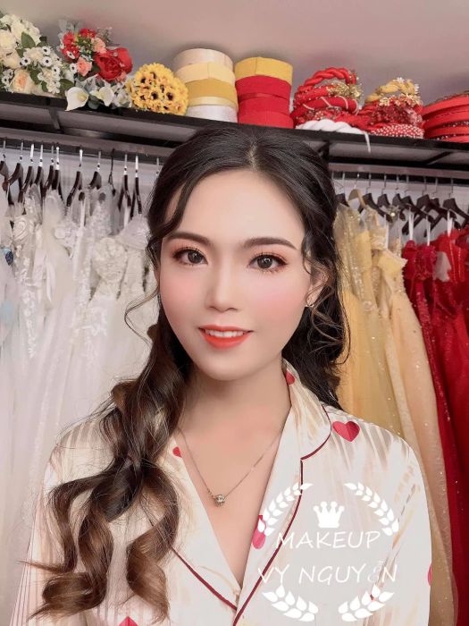 Áo cưới Vy Nguyễn - Ảnh 3: Sự kết hợp hoàn hảo giữa trang điểm và mái tóc cô dâu