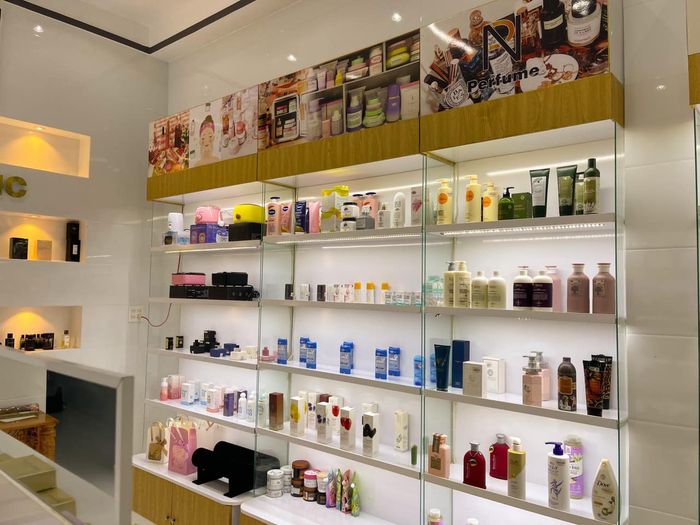 Không gian mua sắm hiện đại tại P&N Cosmetic