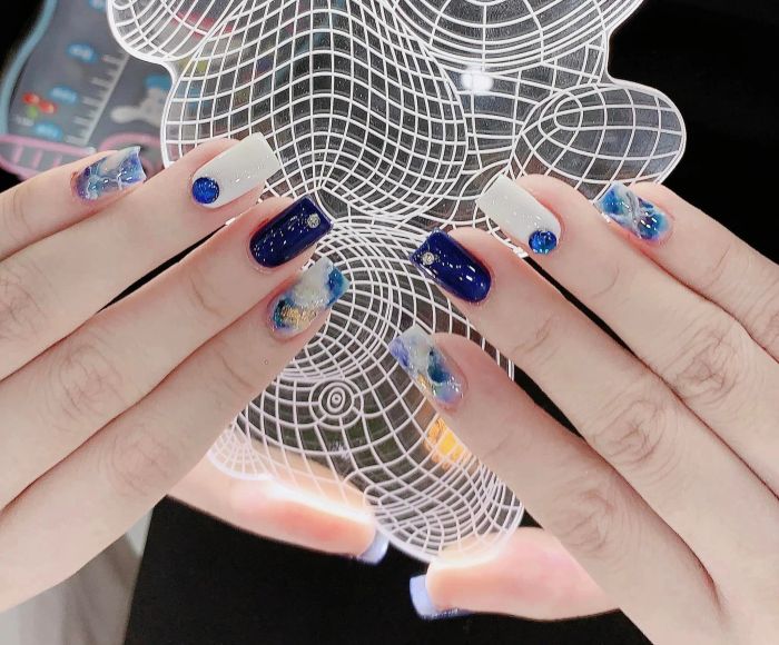 Học viên thực hành kỹ thuật nail chuyên nghiệp tại Quyên Nail