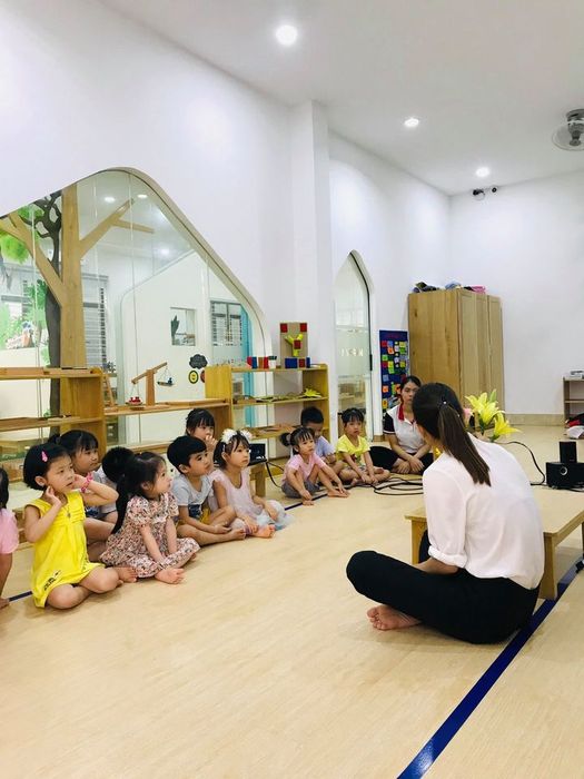 Hình ảnh Mầm non Ong Thông Minh - Smartbees Việt Trì - Bé học tập với giáo cụ Montessori