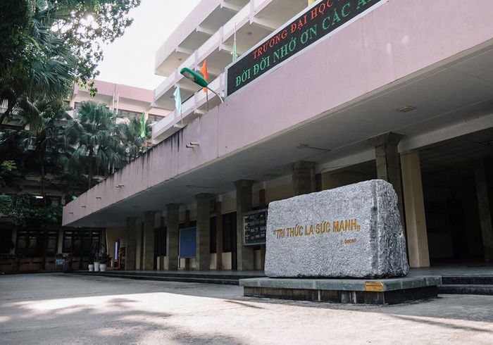Khuôn viên xanh mát của Đại học Mỏ - Địa chất