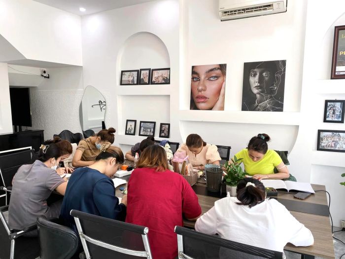 Học viên thực hành kỹ thuật nail chuyên nghiệp