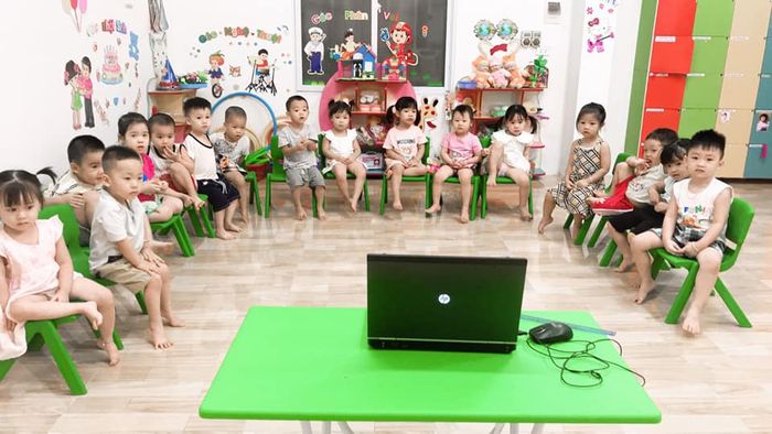 Hình ảnh Trường Mầm Non Hoa Lan - Cô và trẻ trong giờ học sáng tạo