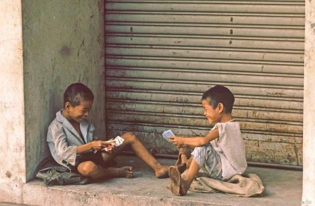Hình ảnh minh họa cảm động về trẻ em được nhận vào mái ấm tình thương (Nguồn: Internet)