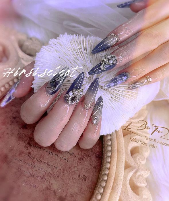 Học viên thực hành kỹ thuật nail cao cấp