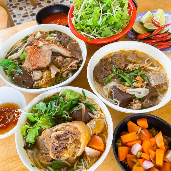 Không gian ấm cúng và tô bún đầy ắp nguyên liệu tại quán