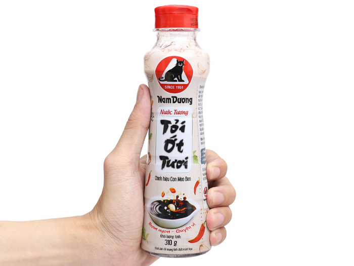 Hình ảnh thực tế nước tương tỏi ớt Nam Dương - Sánh mịn màu hổ phách