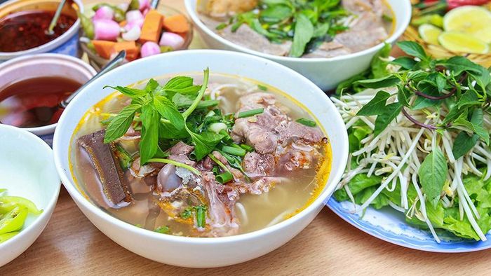 Tô bún bò truyền thống đầy đặn tại Bún Bò Mệ Mui