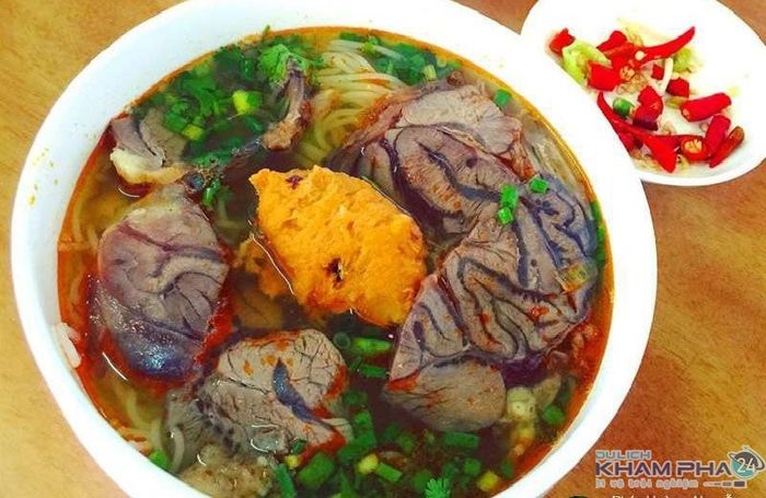 Góc ảnh đầy nghệ thuật về tô bún bò đặc trưng tại Vĩ Dạ