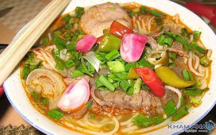 Không gian ấm cúng và tô bún đặc trưng tại Bún Bò Huế Chị Hồng