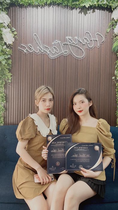 Hình ảnh học viên thực hành kỹ thuật nối mi Volume tại Hang Lashes Beauty