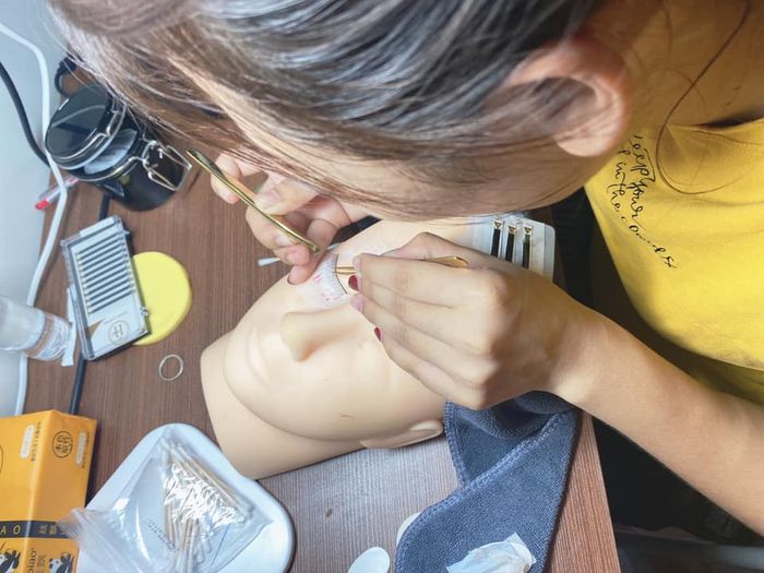 Hình ảnh học viên thực hành kỹ thuật nối mi Volume tại Anh Đào Lashes