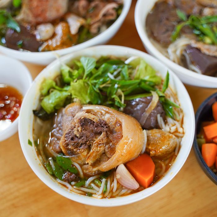 Tô bún bò Huệ thơm ngon với nước dùng đậm đà và nguyên liệu tươi ngon