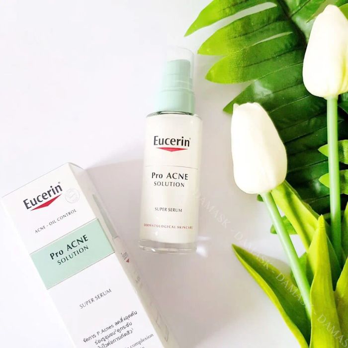 Hình ảnh minh họa: Kết cấu serum Eucerin Pro Acne mỏng nhẹ, thẩm thấu nhanh không gây bết dính