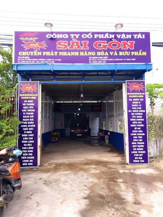 Hình ảnh hệ thống vận chuyển và đội ngũ chuyên nghiệp của Vận Tải Sài Gòn