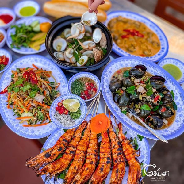 Không gian ấm cúng và món ngon đặc trưng tại Ốc Ngon Ninh Bình - Ảnh 2