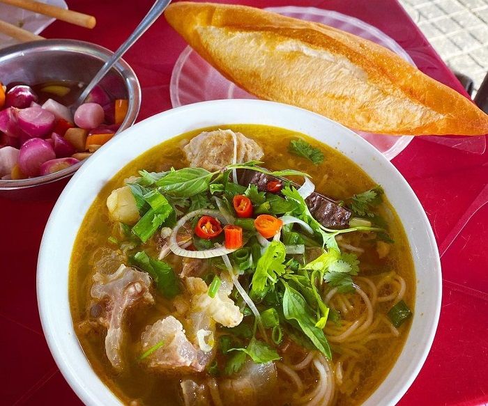Góc nhìn chân thực về tô bún bò đầy hấp dẫn tại quán Chị Hồng
