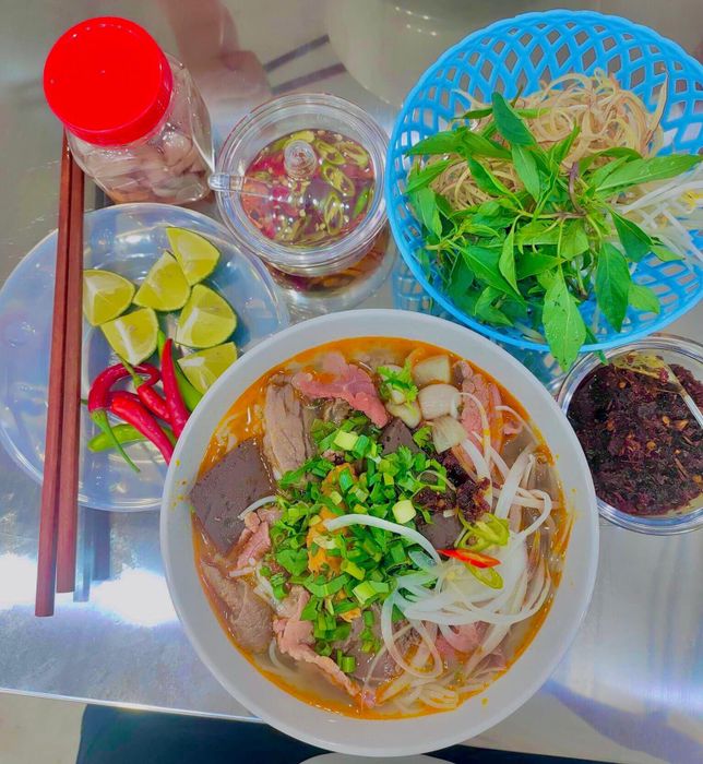 Tô bún bò Huế đầy ắp nguyên liệu tươi ngon tại Quán Ly