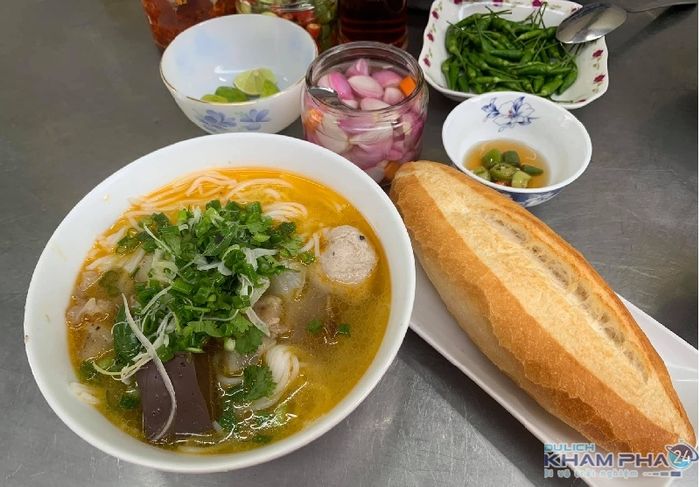 Bún Bò Bà Thủy - Hình ảnh sống động về tinh hoa ẩm thực đường phố