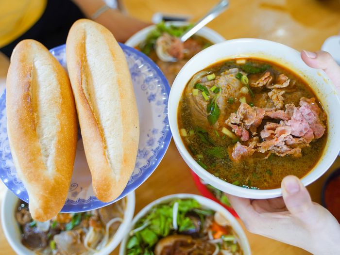Góc nhìn cận cảnh tô bún bò Huệ với đầy đủ topping hấp dẫn