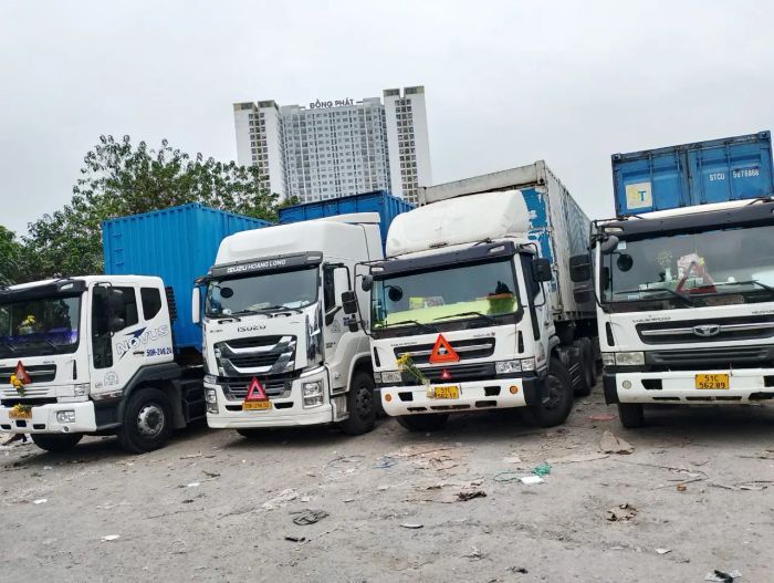 Hình ảnh hệ thống kho bãi và nhân viên chuyên nghiệp tại Á Châu