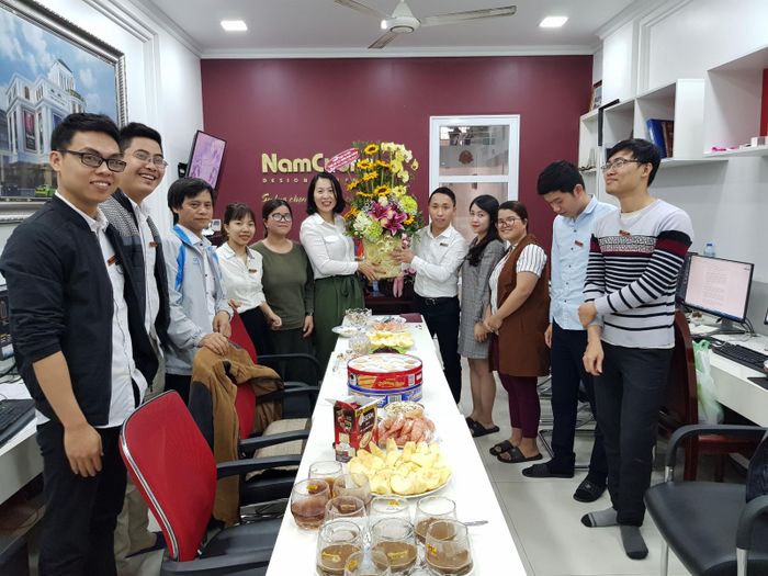 Khoảnh khắc ấm áp của bữa tiệc đồng nghiệp