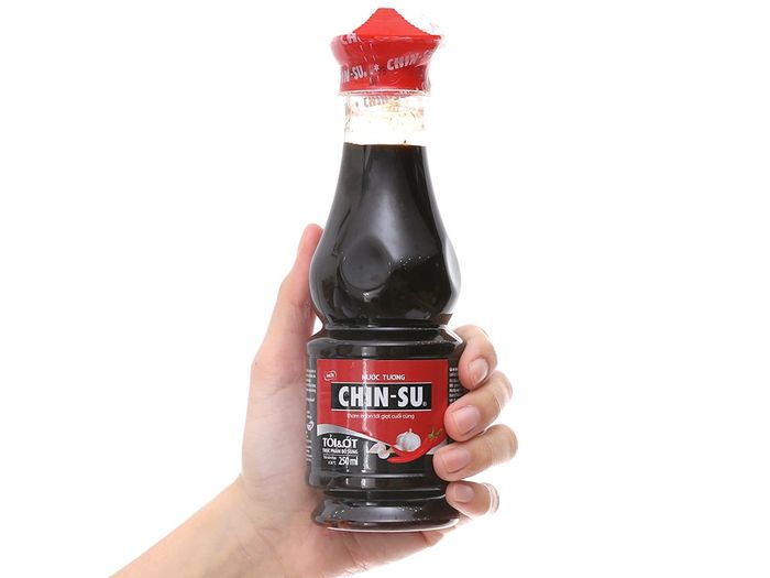 Hình ảnh nước tương tỏi ớt Chin-su chính hãng - Màu sắc tự nhiên bắt mắt