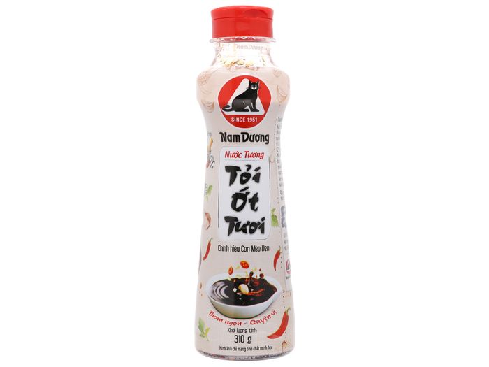 Hình ảnh chai nước tương Nam Dương tỏi ớt - Thiết kế tiện dụng