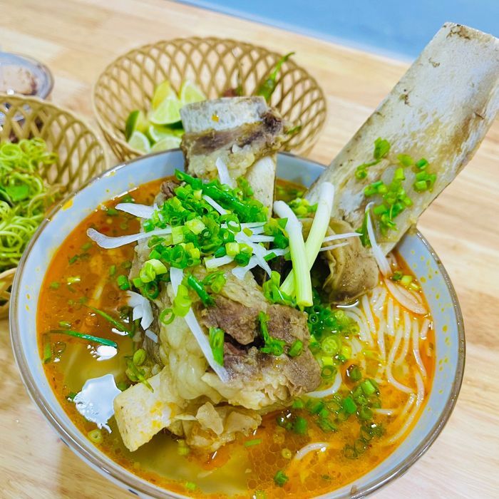 Không gian ấm cúng và những tô bún hấp dẫn tại quán