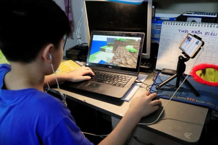 Hình ảnh minh họa: Giới trẻ và thế giới ảo (Nguồn: Internet)
