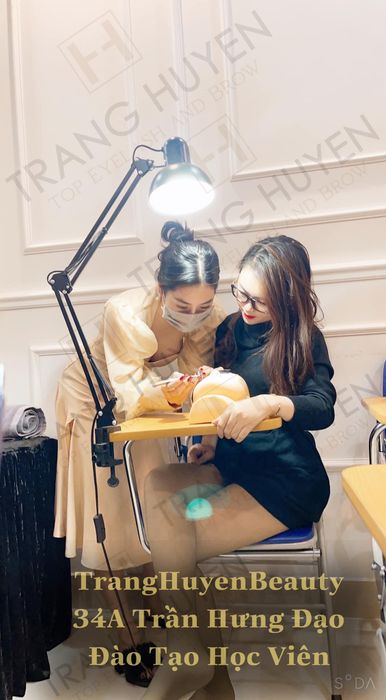 Hình ảnh học viên thực hành nối mi chuyên nghiệp tại Trang Huyền Beauty & Academy