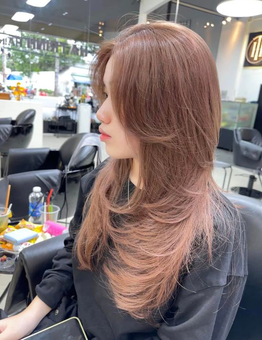 Hình ảnh salon Hà Trinh Hair Studio với không gian hiện đại