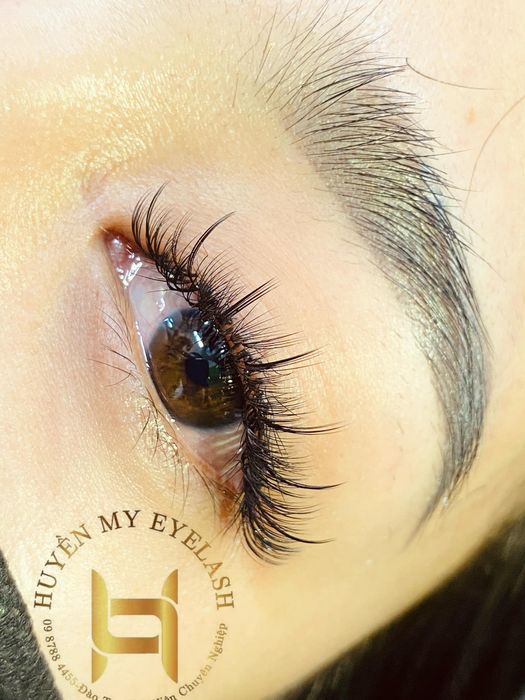 Hình ảnh thực tế lớp học nối mi chuyên nghiệp tại Huyền My Vũ