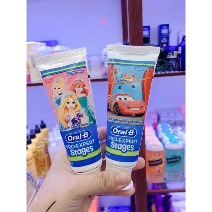 Hình ảnh thực tế kem Oral-B Pro Expert Stages đang sử dụng - An toàn cho bé từ 2 tuổi